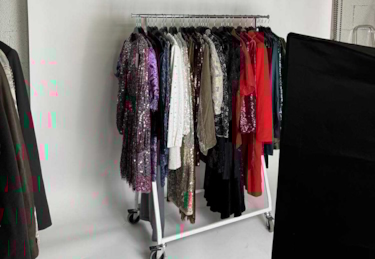 paljetter og glitterklær på stativ